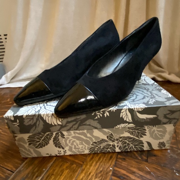 Chuckies Shoes - Beautiful Vintage Suede and Patent Leather Heels - Size 8, 3 inch heel